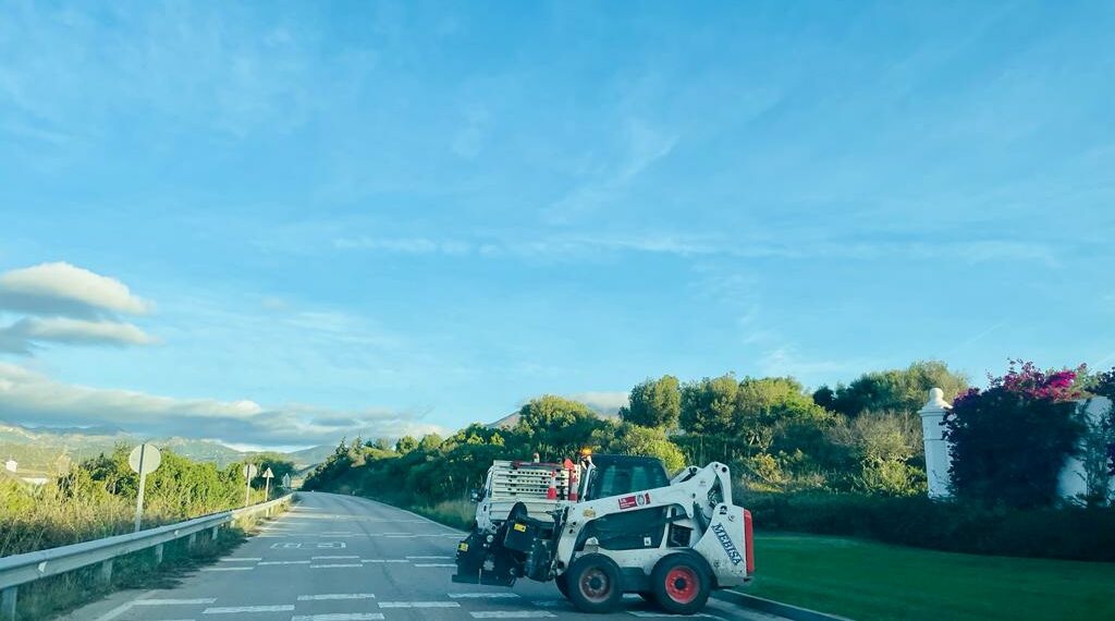 Mantenimiento de la carretera que une Casares con la Costa