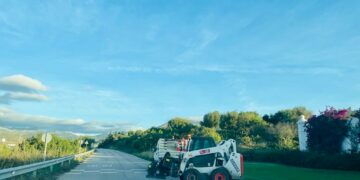 Mantenimiento de la carretera que une Casares con la  Costa