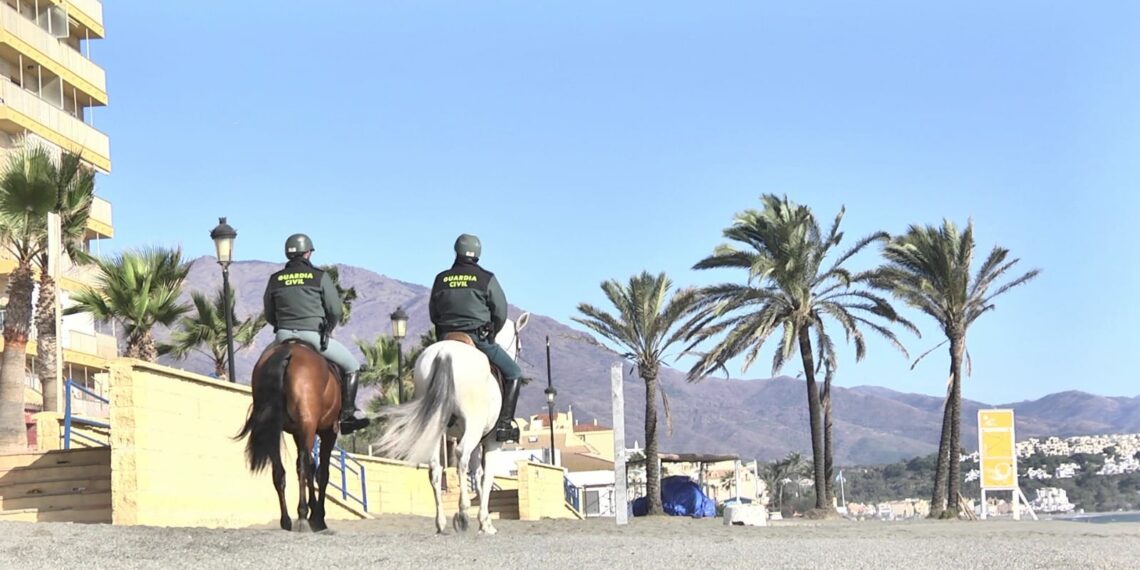 La caballería de la Guardia Civil patrulla las calles de Manilva