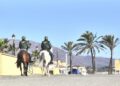 La caballería de la Guardia Civil patrulla las calles de Manilva