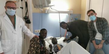 Cheick, el hijo de Ablaye, ya acompaña a su padre en el padre hospital de Marbella