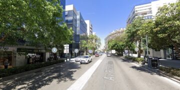 La Guardia Civil despliega un operativo y registra un edificio en el centro de Marbella