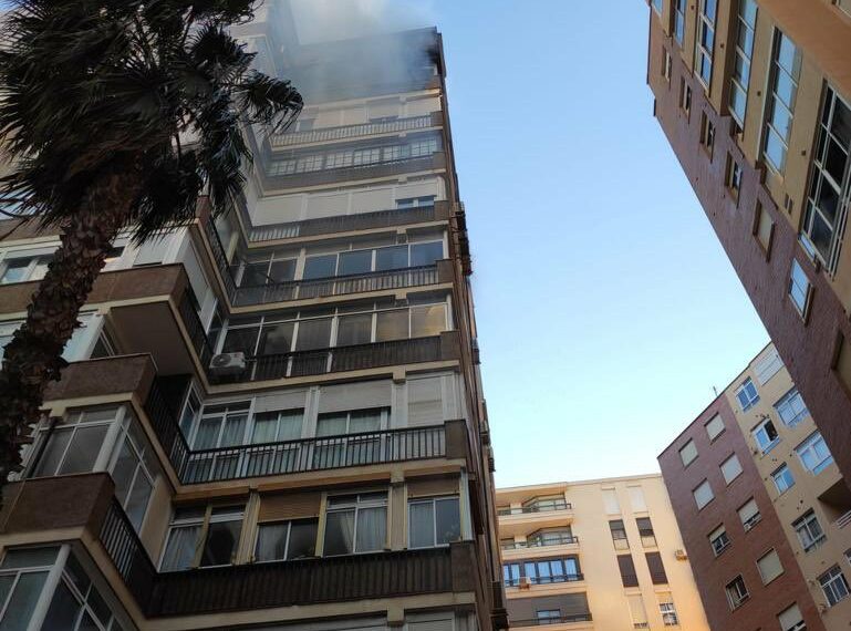 Un incendio en la décima planta de un edificio en la capital afecta a ocho personas