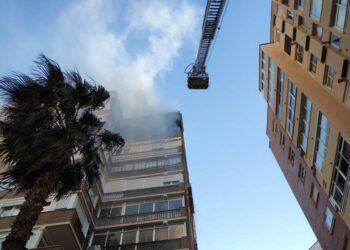 Un incendio en la décima planta de un edificio en la capital afecta a ocho personas