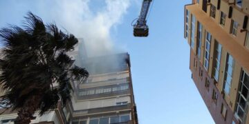 Un incendio en la décima planta de un edificio en la capital afecta a ocho personas