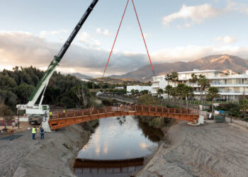 El Ayuntamiento de Estepona instala un puente sobre Arroyo Enmedio para ampliar el corredor litoral en la zona oeste