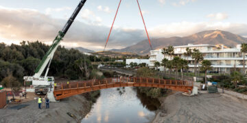 El Ayuntamiento de Estepona instala un puente sobre Arroyo Enmedio para ampliar el corredor litoral en la zona oeste
