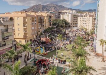 Más de 4.000 personas acuden a la inauguración del aparcamiento y la nueva plaza del Ajedrez de Estepona