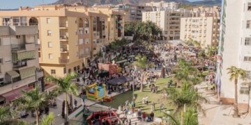 Más de 4.000 personas acuden a la inauguración del aparcamiento y la nueva plaza del Ajedrez de Estepona
