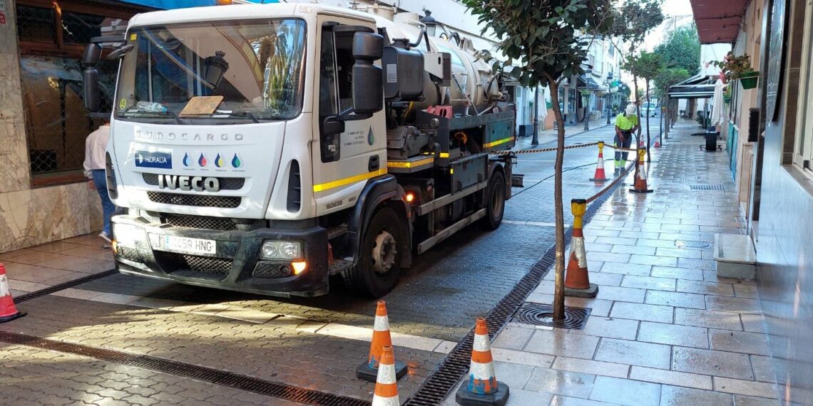 Estepona limpia la red de saneamiento de calle Real para prevenir los efectos de las lluvias otoñales
