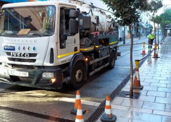 Estepona limpia la red de saneamiento de calle Real para prevenir los efectos de las lluvias otoñales