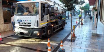 Estepona limpia la red de saneamiento de calle Real para prevenir los efectos de las lluvias otoñales