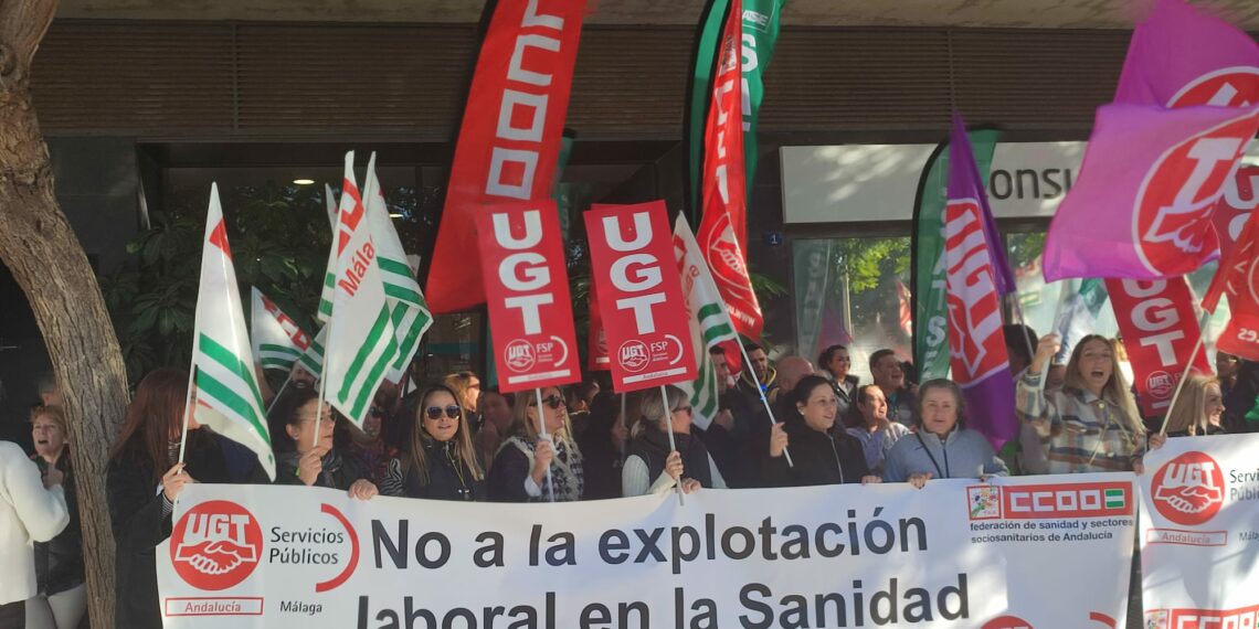 Más de 200 personas se concentran ante el Hospital Quirónsalud en defensa del personal de clínicas privadas de Málaga