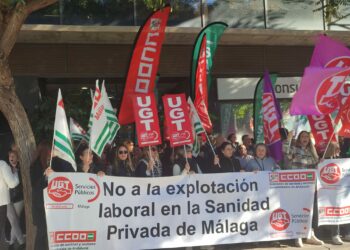 Más de 200 personas se concentran ante el Hospital Quirónsalud en defensa del personal de clínicas privadas de Málaga