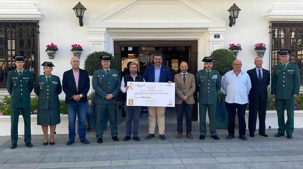 La Guardia Civil dona 5.000 euros a la Asociación ADIMI de Mijas