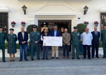 La Guardia Civil dona 5.000 euros a la Asociación ADIMI de Mijas