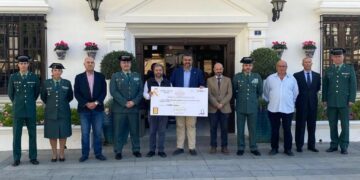 La Guardia Civil dona 5.000 euros a la Asociación ADIMI de Mijas