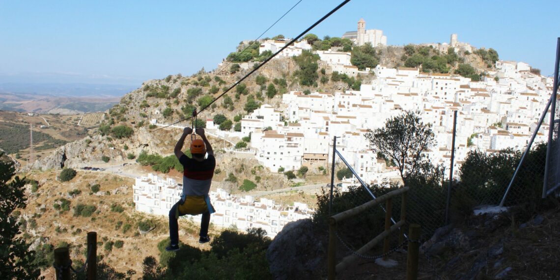 Casares reabre mañana su tirolina