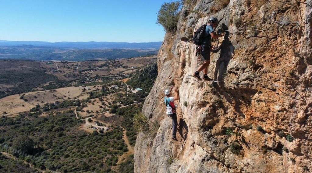 Casares da a conocer las dos vías ferratas del Tajo de La Planá  con ocho semanas de promoción