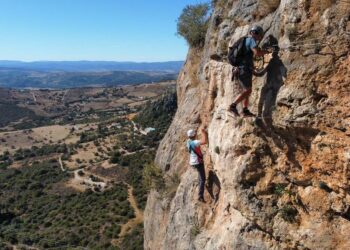 Casares da a conocer las dos vías ferratas del Tajo de La Planá  con ocho semanas de promoción