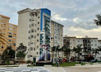 Un mural realista dedicado al emblemático pinsapo de Sierra Bermeja decora la Plaza del Ajedrez