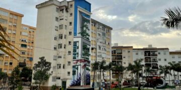 Un mural realista dedicado al emblemático pinsapo de Sierra Bermeja decora la Plaza del Ajedrez