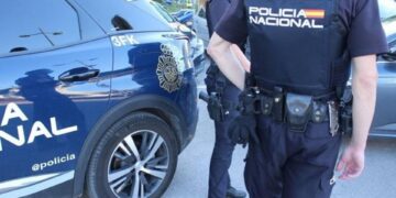 Detenido en Torremolinos a uno de los prófugos más buscados de Suecia por tráfico de drogas Agentes de la Policía Nacional
