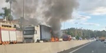 Un camión se ha incendiado en la A-7 a la altura de Mijas provoca el corte de un carril