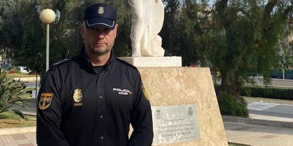 Un agente de la Policía Nacional fuera de servicio auxilia a una mujer que sufría un atragantamiento