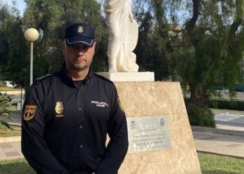 Un agente de la Policía Nacional fuera de servicio auxilia a una mujer que sufría un atragantamiento