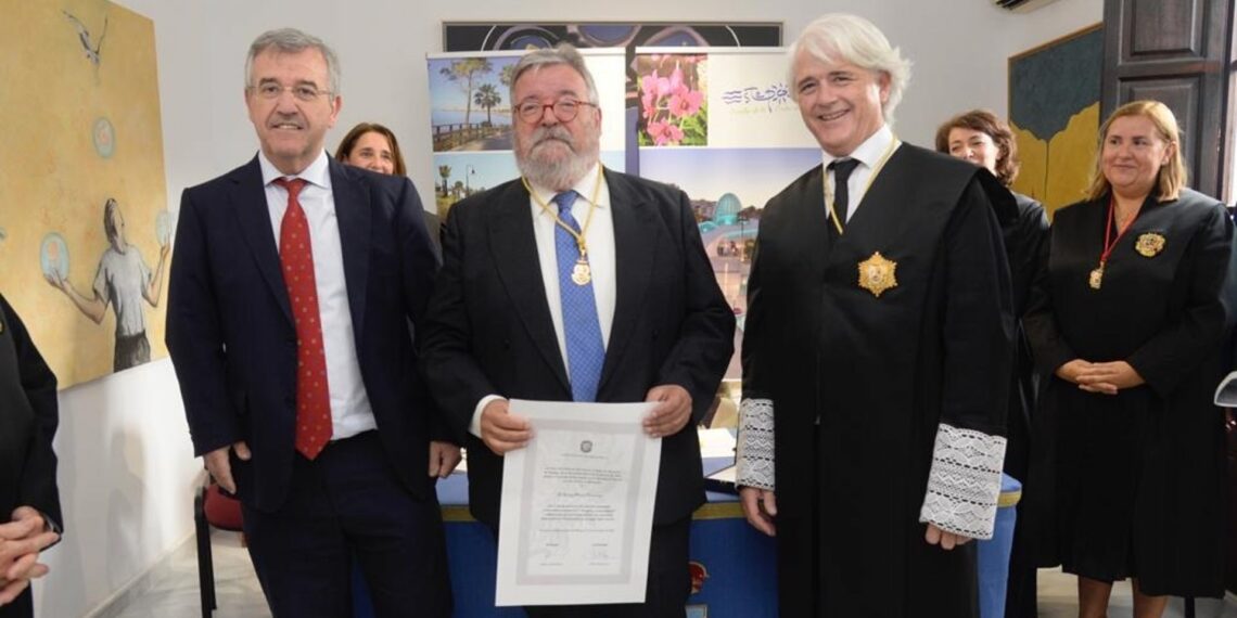 Jorge Moro, notario en Estepona, recibe la Medalla de Honor