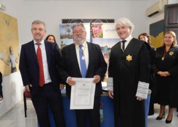 Jorge Moro, notario en Estepona, recibe la Medalla de Honor