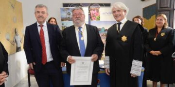 Jorge Moro, notario en Estepona, recibe la Medalla de Honor