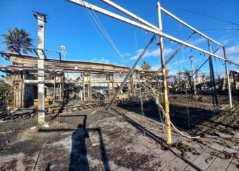 Un incendio calcina un chirinquito del paseo marítimo de Torremolinos