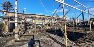 Un incendio calcina un chirinquito del paseo marítimo de Torremolinos