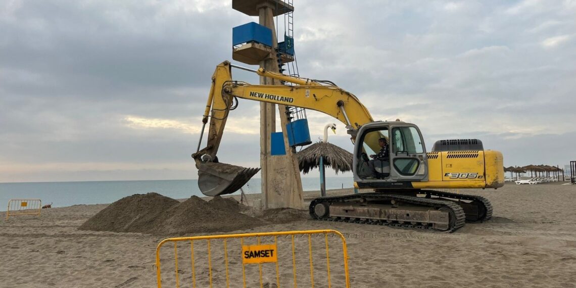 Comienza el derribo de las cinco torres de vigilancia de hormigón en las playas de Torremolinos
