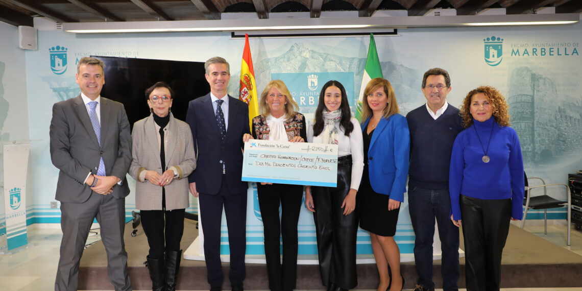 Ayuntamiento, Fundación ‘La Caixa’ y CIT Marbella entregan 2.250 euros para la compra de juguetes
