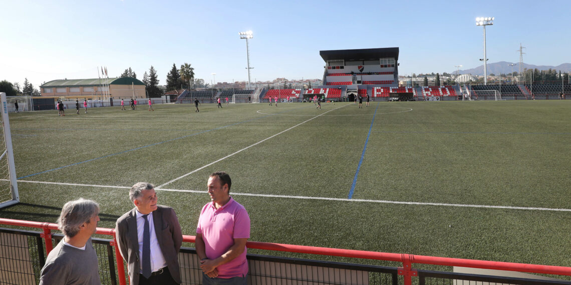 El estadio municipal Antonio Naranjo y el polideportivo Juan José Almagro estrenan iluminación