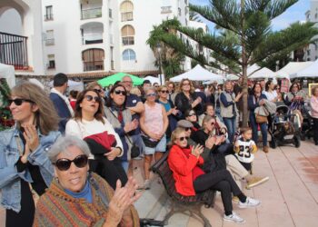 Gran ambiente en el Mercadillo Solidario de Sabinillas