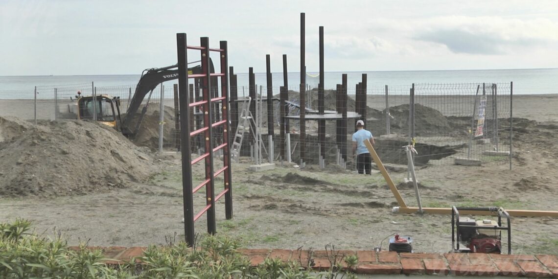 Comienza la construcción del nuevo parque infantil en la playa entre Sabinillas y el Puerto de la Duquesa