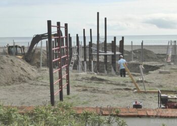 Comienza la construcción del nuevo parque infantil en la playa entre Sabinillas y el Puerto de la Duquesa