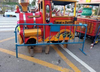 Roban las ruedas del tren del Poblado Navideño de Manilva