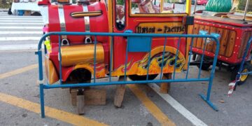 Roban las ruedas del tren del Poblado Navideño de Manilva