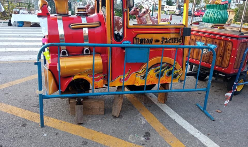 Roban las ruedas del tren del Poblado Navideño de Manilva