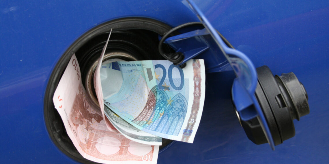 Cómo ahorrar combustible conduciendo