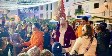 El centro de Casares se convierte un año más en el Poblado de Papá Noel