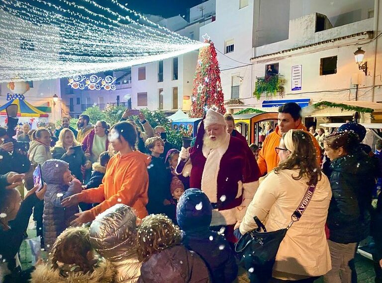 El centro de Casares se convierte un año más en el Poblado de Papá Noel