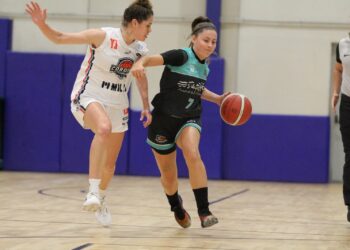 Reacción y victoria de récord del CAB Estepona Jardín en el derbi andaluz