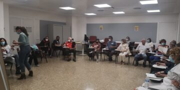 Pacientes y profesionales de Marbella forman a personas con una ostomía