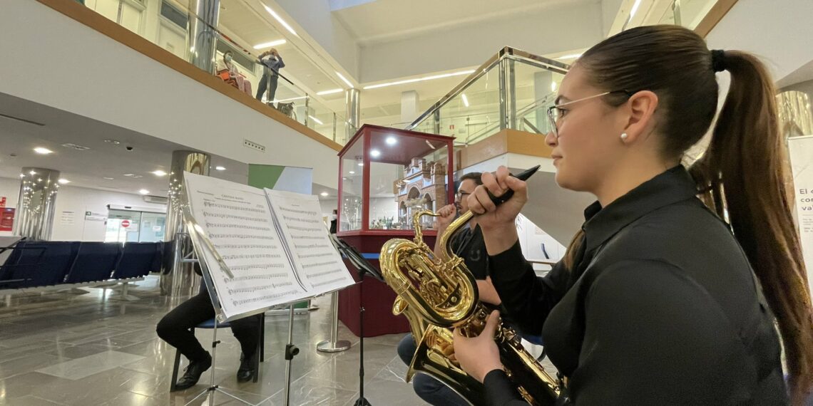 Alumnos del conservatorio profesional de música Manuel Carra acercan la Navidad al Hospital Clínico